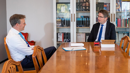 Groenewegen-notarissen-gesprek-550x309px